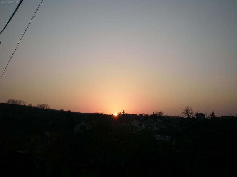 Foto: Západ slunce nad moravskou vesničkou