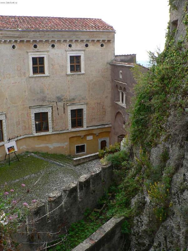 Foto: Castello Malaspina-Nádvorie