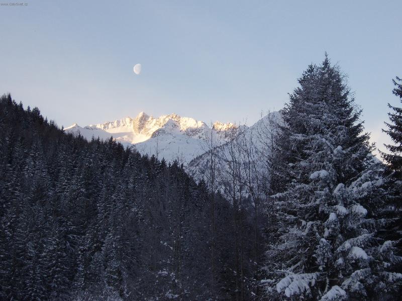 Foto: Měsíc nad vrcholky hor-Adamello ski - ráno