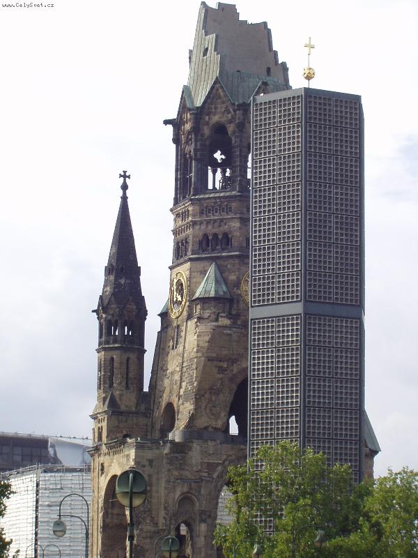 Foto: Zbombardovaný kostel v Berlíně-zajímavá expozice