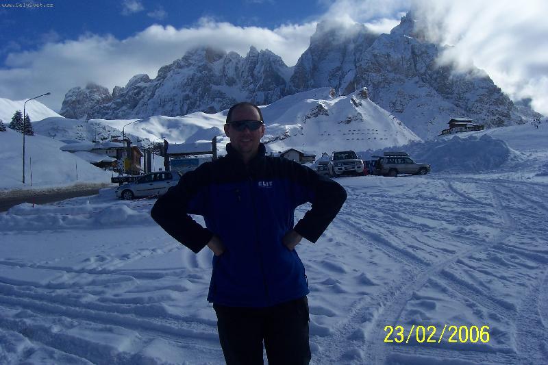 Foto: Dolomity -krásné prostředí- Tady leží (stojí) můj tatka a za nim nadherna priroda Dolomitu v Italii