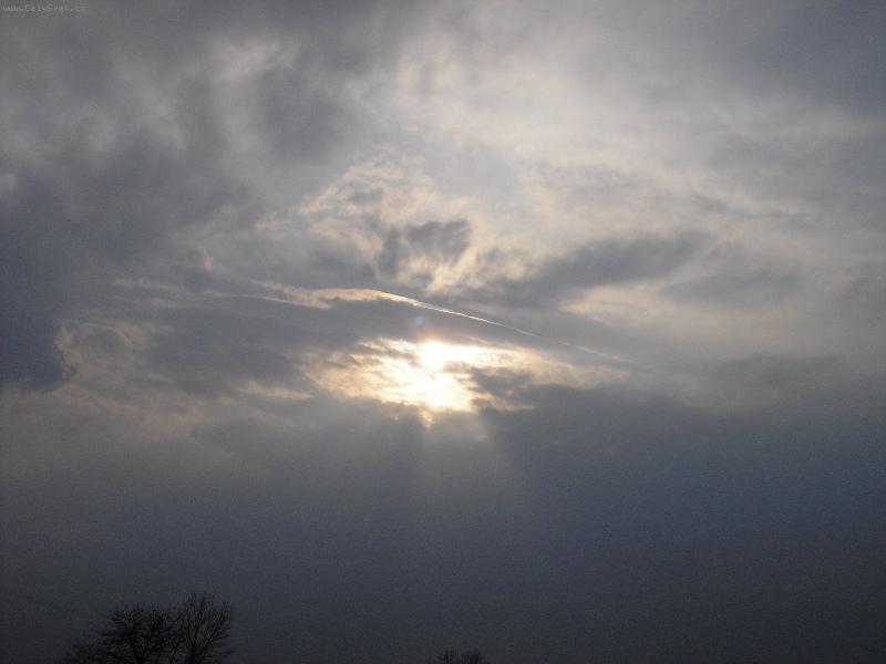 Foto: Sluníčko sluníčko popojdi maličko :o))-moje první fotka mojím novým fotoaparátem takže nezvyk ale doufám že to ujde