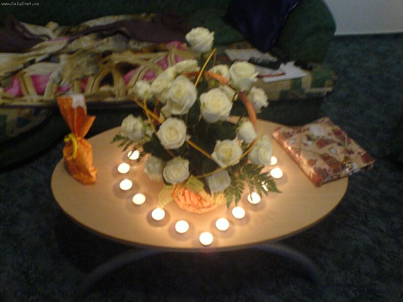 Foto: 22 nádherných bílých růží pro Evičku . . .-. . . k jejím 22. narozeninkám. Od Kájíka