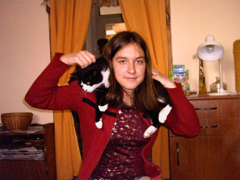 Foto: Betinka a já-Jako správná čarodějnice se svou věrnou číčou Betkou za krkem