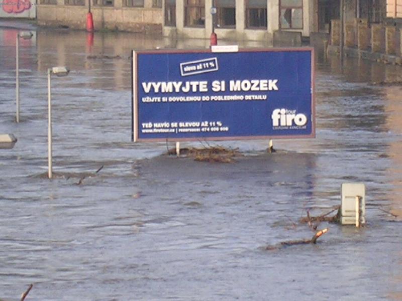Foto: Výstižný billboard při povodni