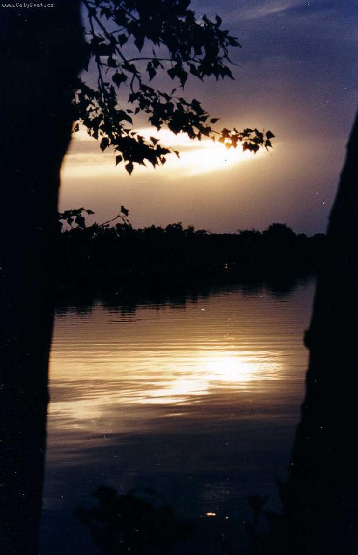 Foto: Neděle večer..-jezero Sadská..