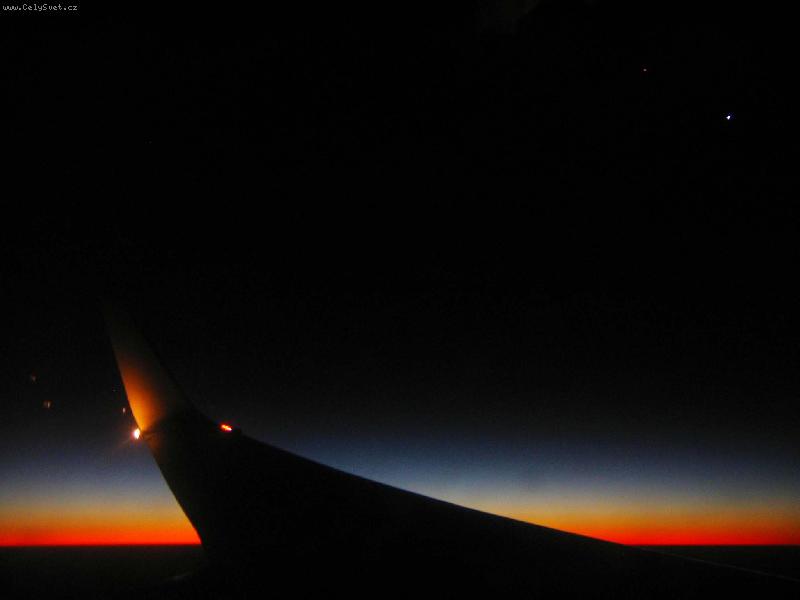 Foto: svítání nad Afrikou-z letadla