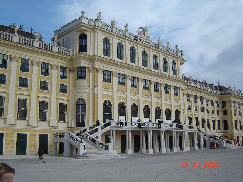 Foto: Schönbrunn-pohled na zámek ze zahrady