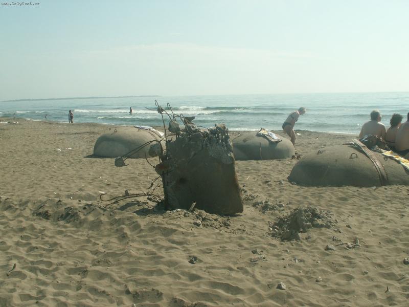 Foto: Cesty po Abanii  Květen 2006-Všudepřítomné bunkry