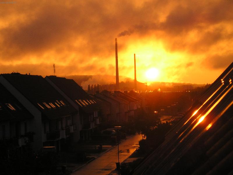 Foto: Armageddon-Slunce se zahalilo do oranžových mraků