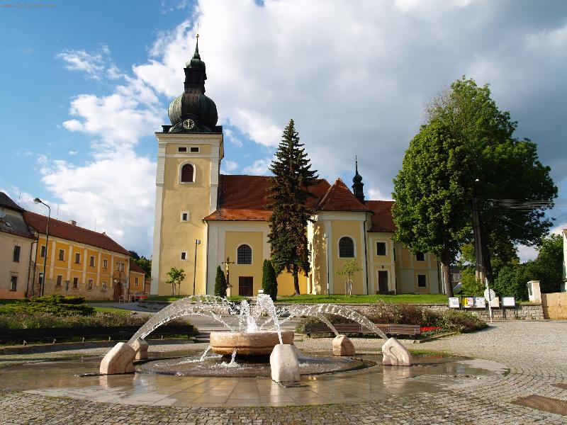 Foto: Náměstí-kašna a kostel