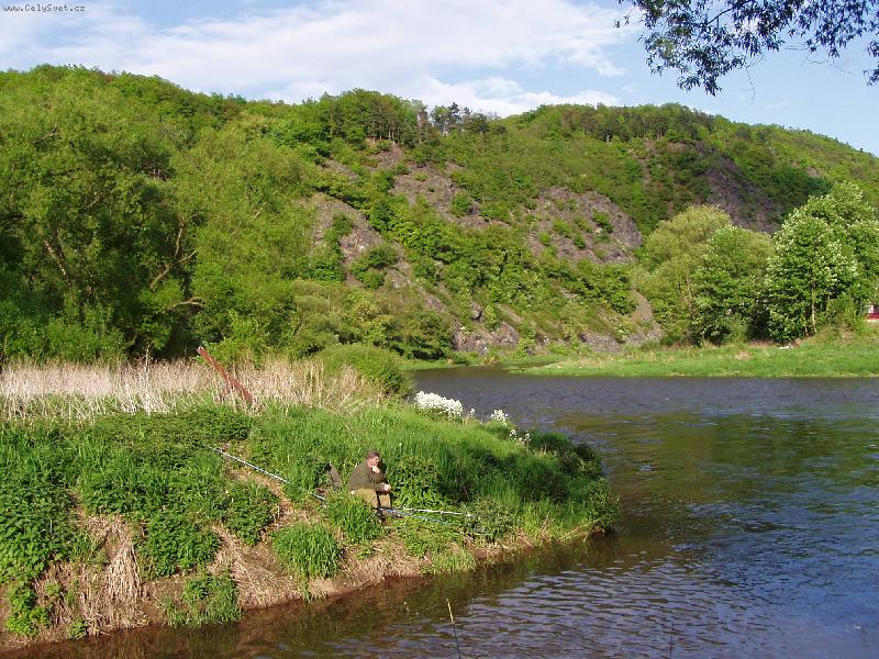 Foto: Berounka-Rybář na soutoku Berounky a Rakovnického potoka