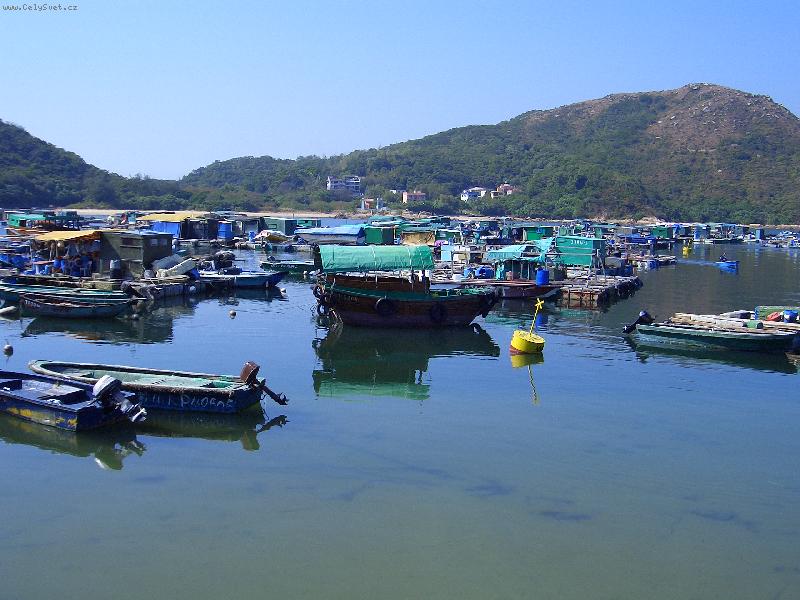 Foto: "bárky" u přístavu SOK KWU VAN na ostrůvku Lamma Island (Hong Kong)
