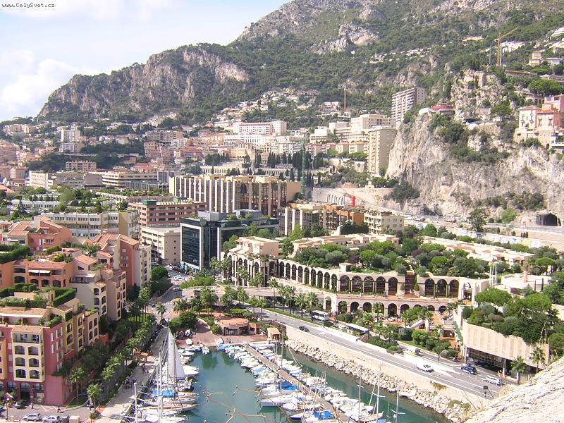 Foto: Skály nad Monakem-Využití každěho volného místa