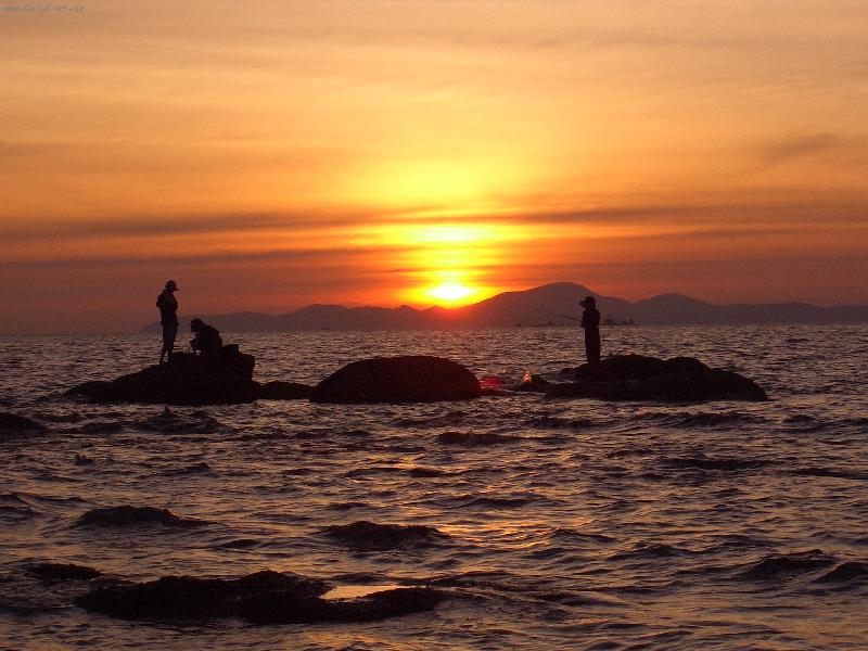 Foto: západ slunce a místní rybáři ( Pattaya  - Thajsko )