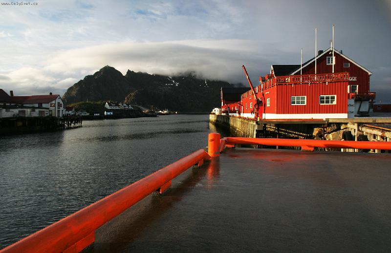 Foto: Henningvear-přístav za severním polárním kruhem na Lofotech