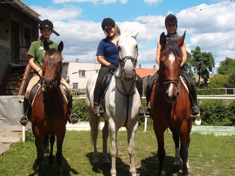 Foto: cesta na západ-neohrožené pistolnice jedou po stopách Divokého Billa