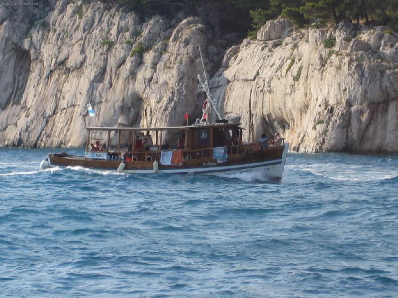 Foto: Loď ve vlnách