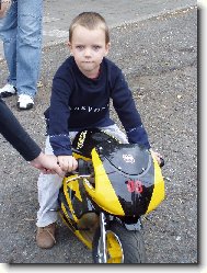 Tomášek na motorce