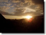 VÝCHOD SLUNCE Z OKNA