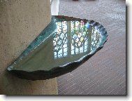 Svěcená voda ve francouzském kostele