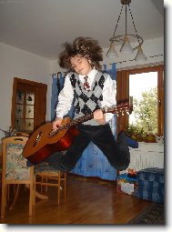 S kytarou do výšin šoubyznysu