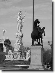 Před vídeňským Parlamentem