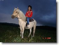 A obloha byla temně modrá....