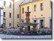 zámek Zbiroh - nádvoří s kašnou