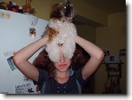 Raději zakryju paničce oči at nevidí co jsem zase rozkousala