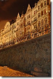 Noční pražské nábřeží