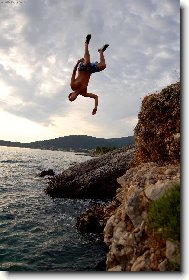 skok ze skály na ostrově Cres