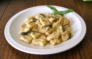 Recept online: Bramborové noky s houbovou omáčkou: Bramborové noky s omáčkou z žampionů, bílého vína a mascarpone