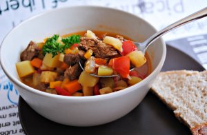 Recept online: Bramborové ragú: Brambory se zeleninou, rybou, klobásou, kořením, kapari a smetanou