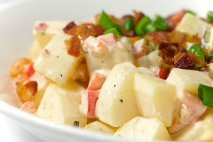 Recept online: Bramborový salát Delikates: Jemný salát z brambor, cibule,okurky, jablek, kukuřice a vajec se zálivkou