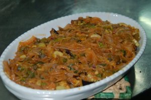Recept online: Caponata: Opečený lilek dušený s rajským protlakem, cibulí, česnekem a olivami