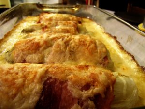 Recept online: Čekankový koláč  s kozím sýrem: Čekankové puky ochucené kozím sýrem a pomerančovou šťávou zapečené v listovém těstě
