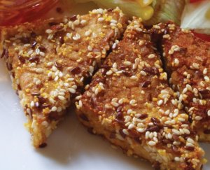 Recept online: Celerové řízečky se sezamem: Řízky z předvařevého celeru, osmažené v trojobalu se sezamem, podávané s tatarskou omáčkou