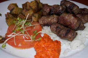 Recept online: Čevabčiči : Čevapčiči z osmaženého ochuceného mletého masa s přílohou z dušené dýně