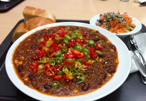 Recept online: Chilli con carne: Tradiční mexický pokrm - mleté hovězí dušené s rajčaty a fazolemi, kořeněné chilli, pálivou paprikou  a tabascem