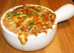 Recept online: Cibulová polévka na francouzský způsob: Jemný hovězí vývar s karamelizovanou cibulí a sýrovými kostičkami