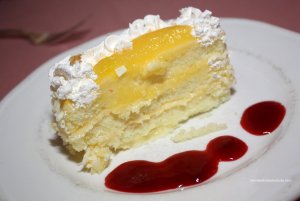 Recept online: Citrónový dezert s mandlemi: Jemný citrónový krém zdobený šlehačkou a mandlemi