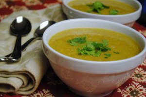 Recept online: Čočková polévka: Vydatná čočková polévka povařená ve vývaru, se zeleninou, česnekem a bylinkami