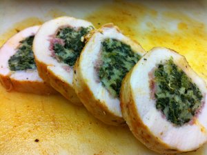 Recept online: Drůbeží roláda se špenátem: Roládky z krůtího masa a ochuceného špenátu podávané s osmaženou zeleninou a omáčkou z vývaru a sherry