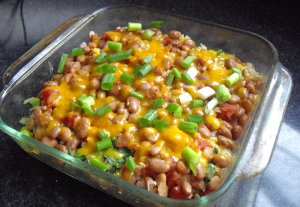 Recept online: Fazole zapečené s rajčaty a čedarem : Výživný pikantní pokrm z fazolí zapečených s čedarem, rajčaty a chilli kořením