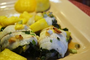 Recept online: Filé s pórkem a ananasem: Opečené kousky rybího filé s ananasem, pórkem, rajčaty, okořeněné sójovou omáčkou a chilli