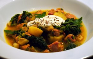 Recept online: Francouzský hrnec: Vydatný eintopf - uzené maso vařené s pestrou směsí zeleniny a klobásou