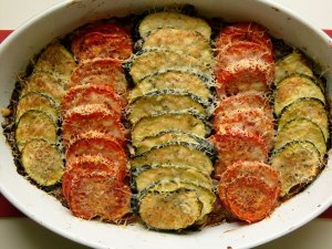 Recept online: Francouzský sýrový tian: Zapečená kolečka zeleniny s plátky roquefortu podávaná v zapékacích miskách