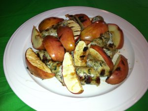 Recept online: Grilované klobásy s  jablky: Grilované bílé klobásy s přílohou ze zkaramelizovaných jablek