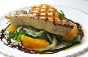 Recept online: Grilovaný mečoun v pomerančích: mečoun marinovaný v olivovém oleji s česnekem a  šťávou z citrusů, grilovaný, podávaný s pomeranči